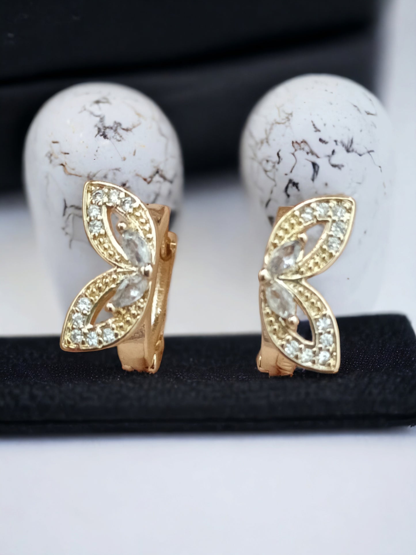 Argollas huggie en oro laminado con zirconias