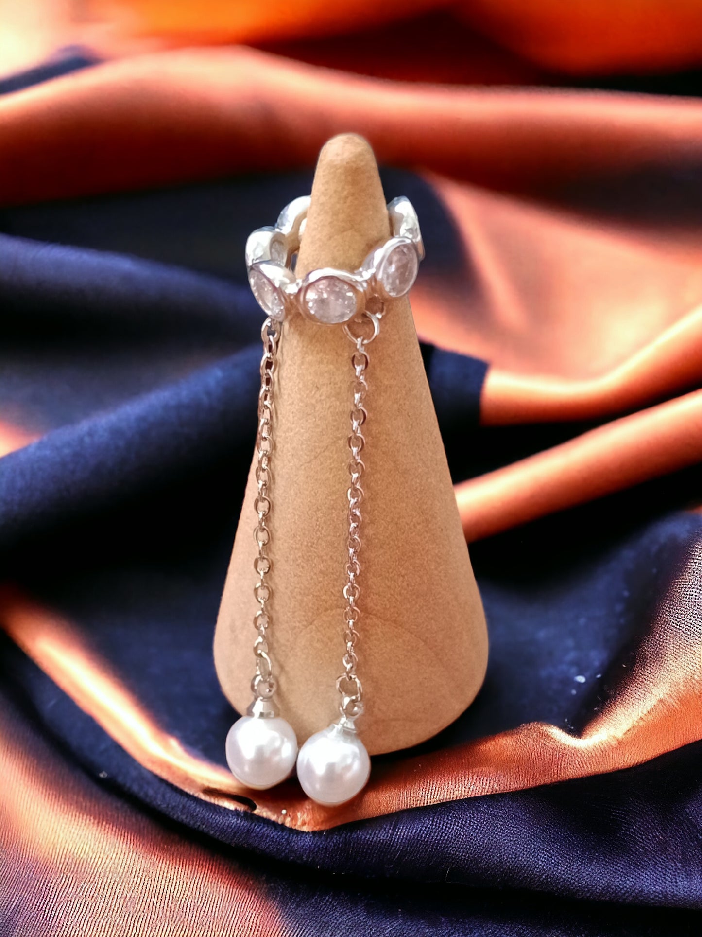 Ear Cuff en baño de rodio con zirconias y perla