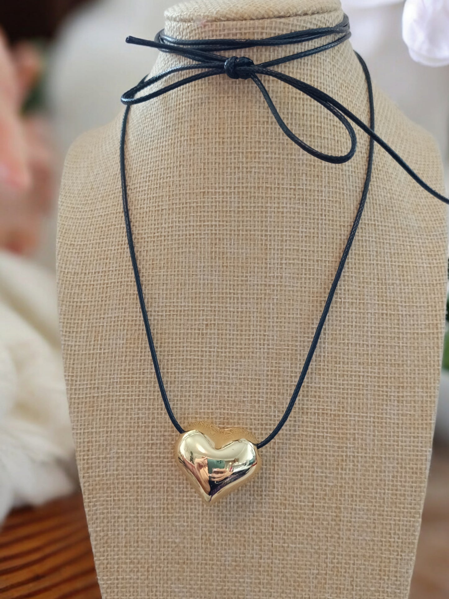 Choker en cordón negro y corazón en Oro Laminado