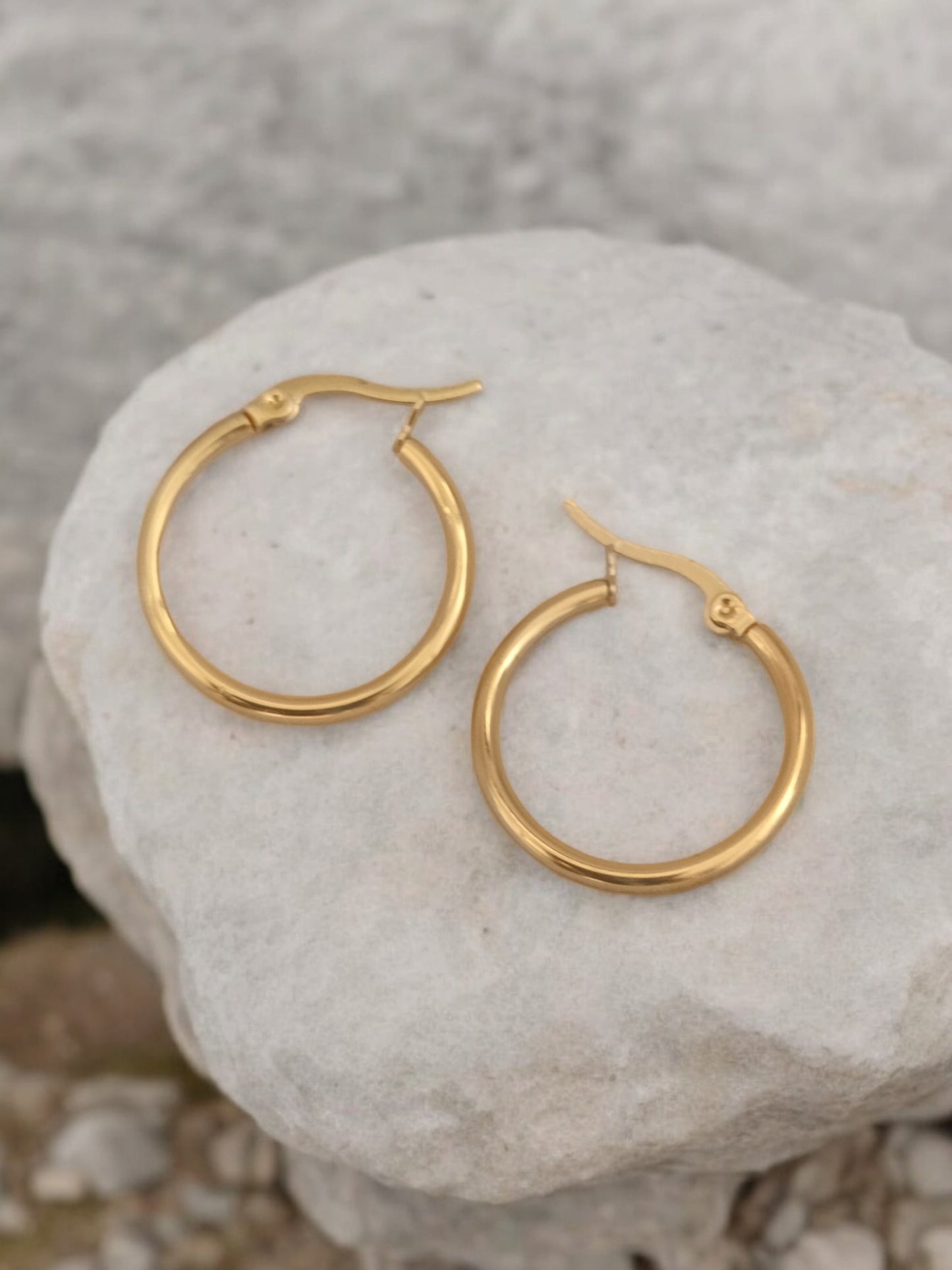 Argollas de acero dorado, 2cm diámetro