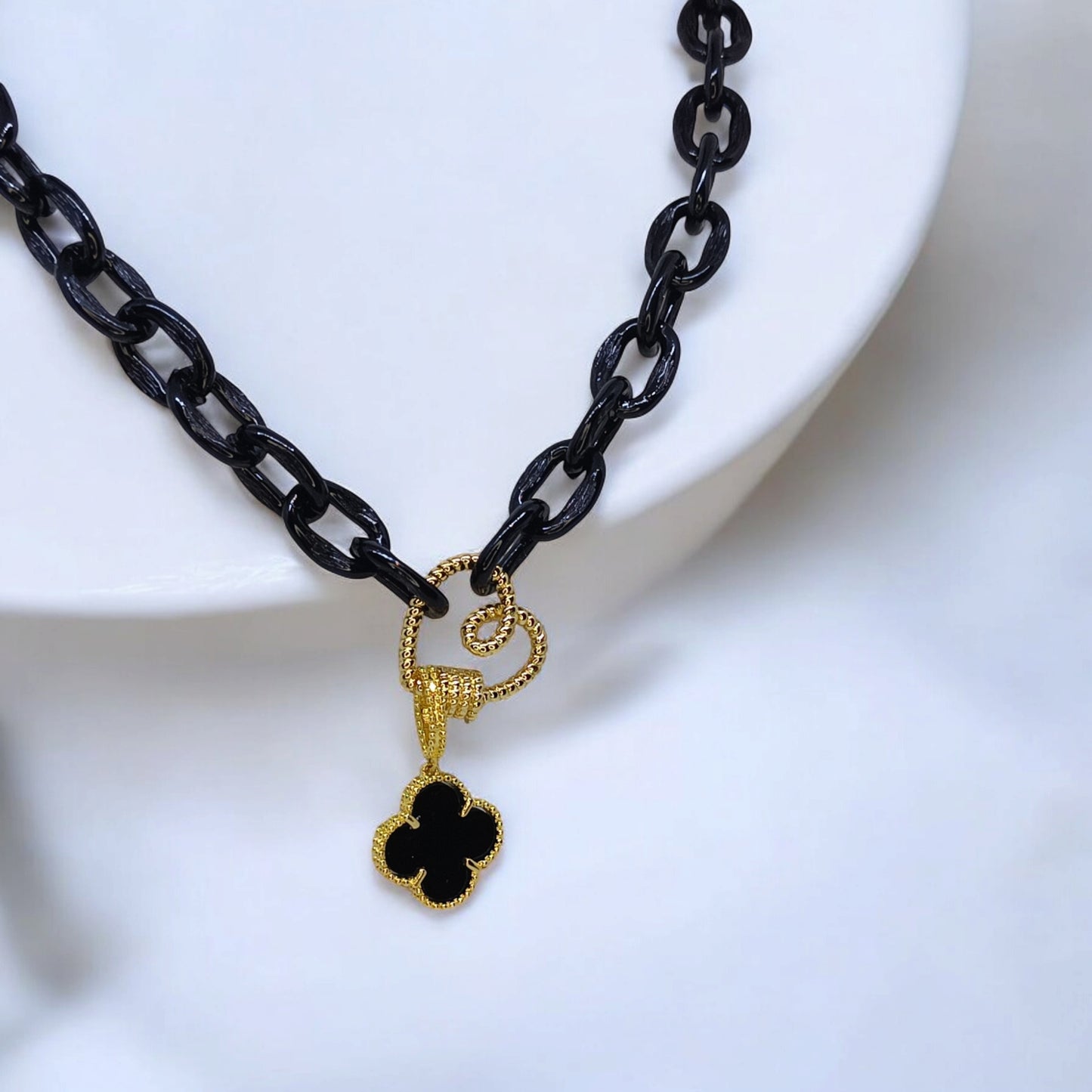 Cadena con dije en oro laminado