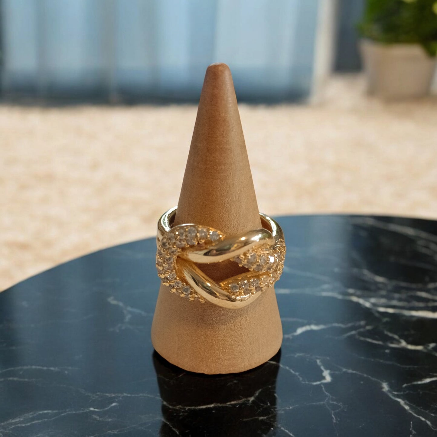 Anillo en oro laminado con zirconias