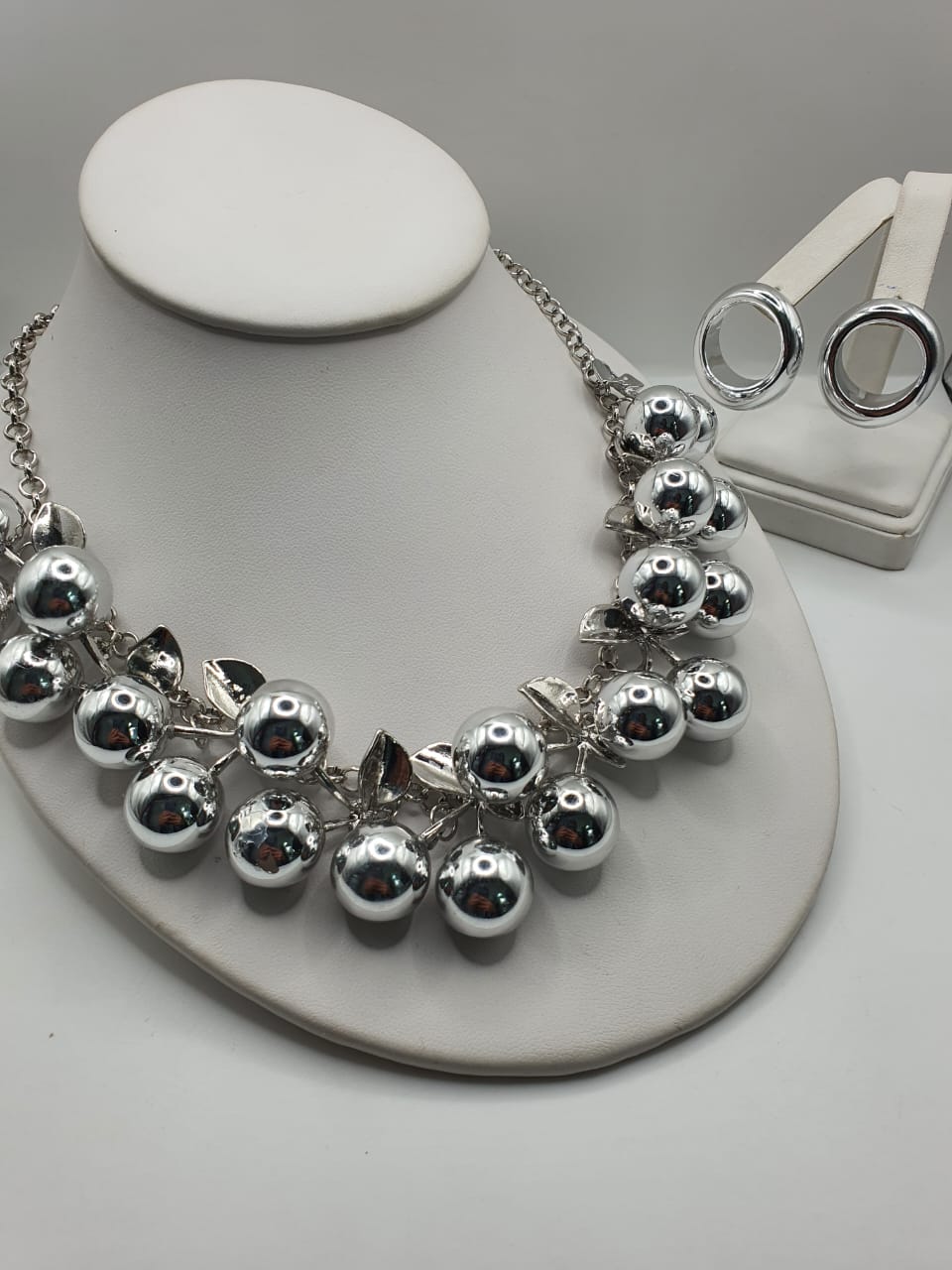 Collar Cherry Plateado - (Aretes se venden por separado)