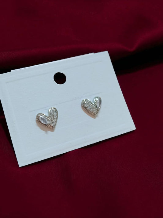 Aretes corazón en baño de rodio con zirconias