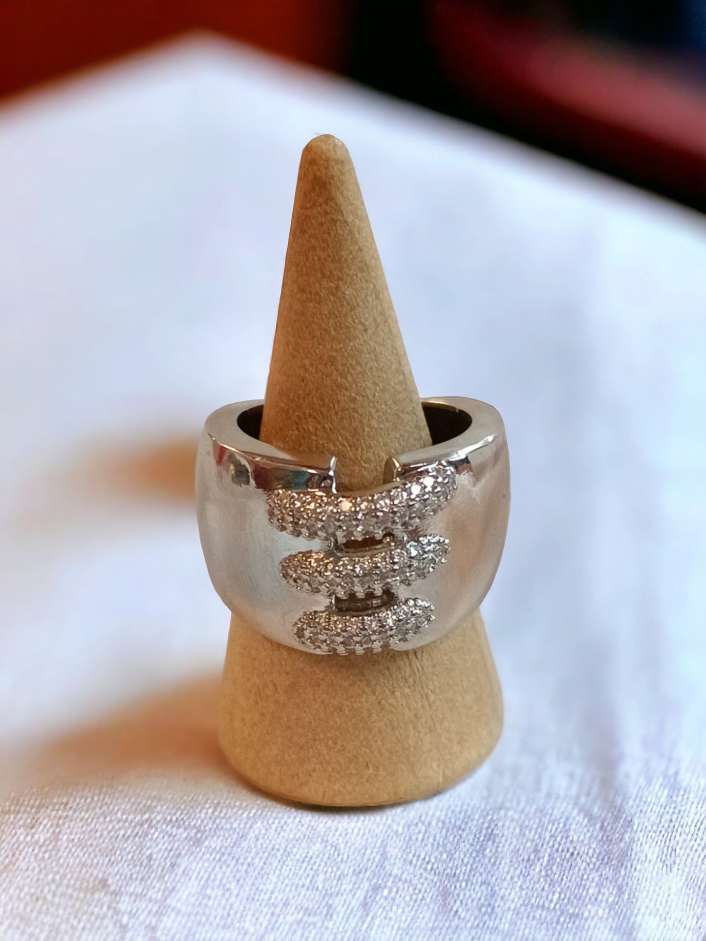 Anillo en baño de rodio con zirconias