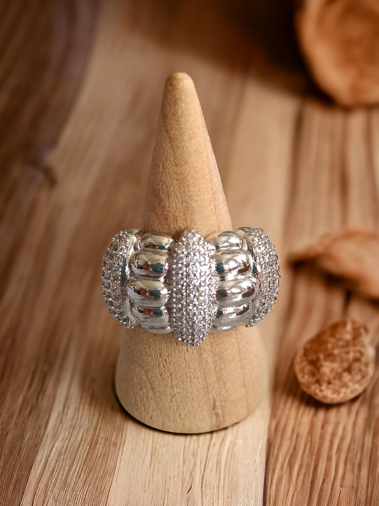 Anillo baño de rodio con zirconias