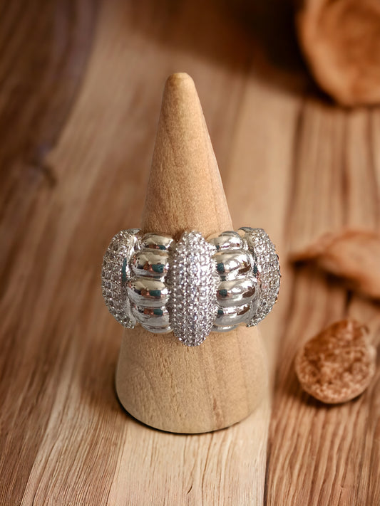Anillo baño de rodio con zirconias