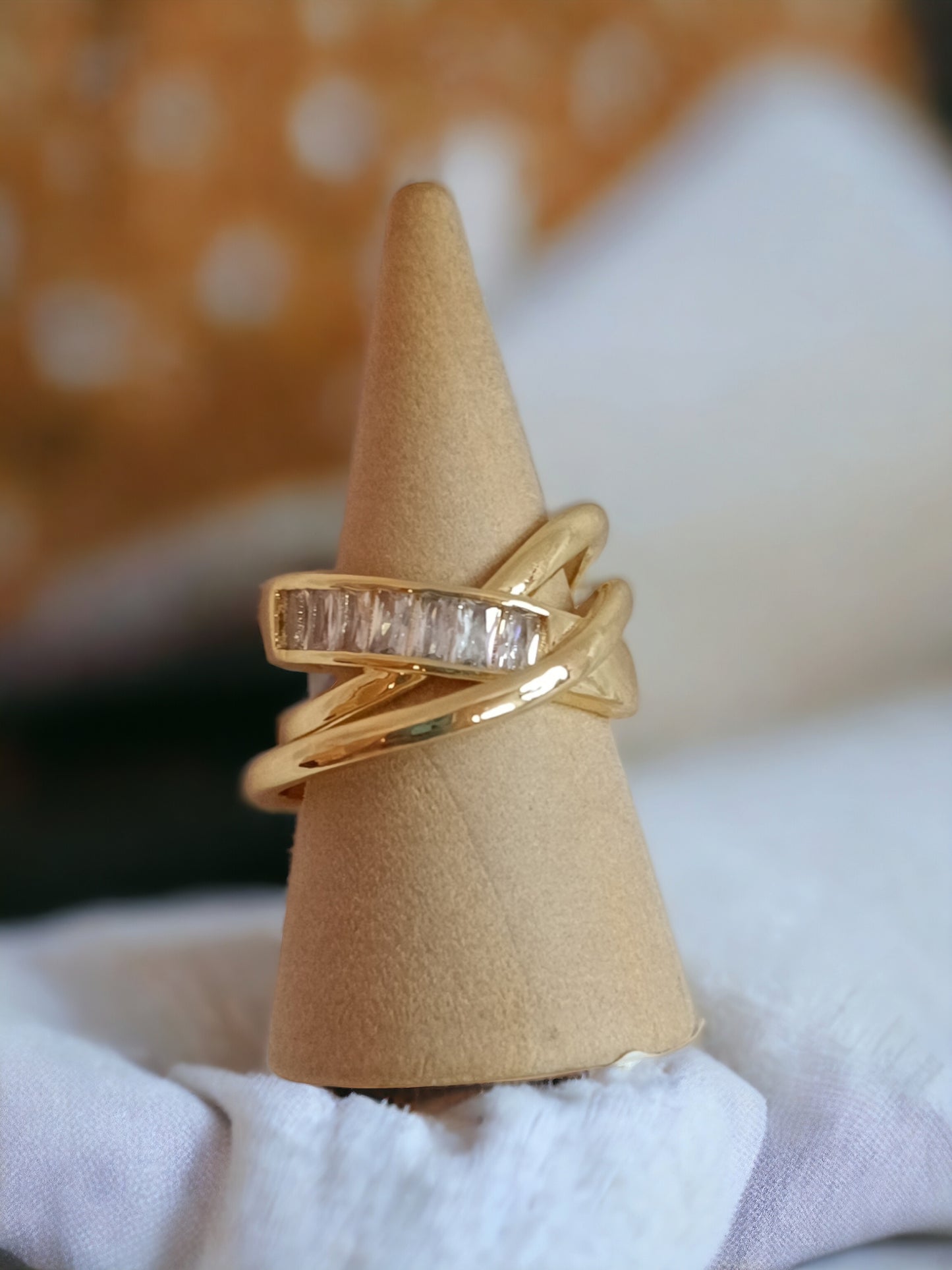 Anillo de oro laminado con zirconias