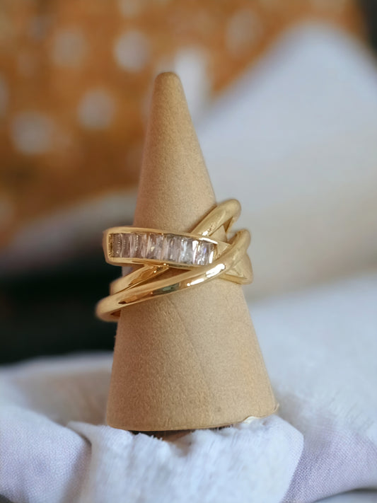 Anillo de oro laminado con zirconias
