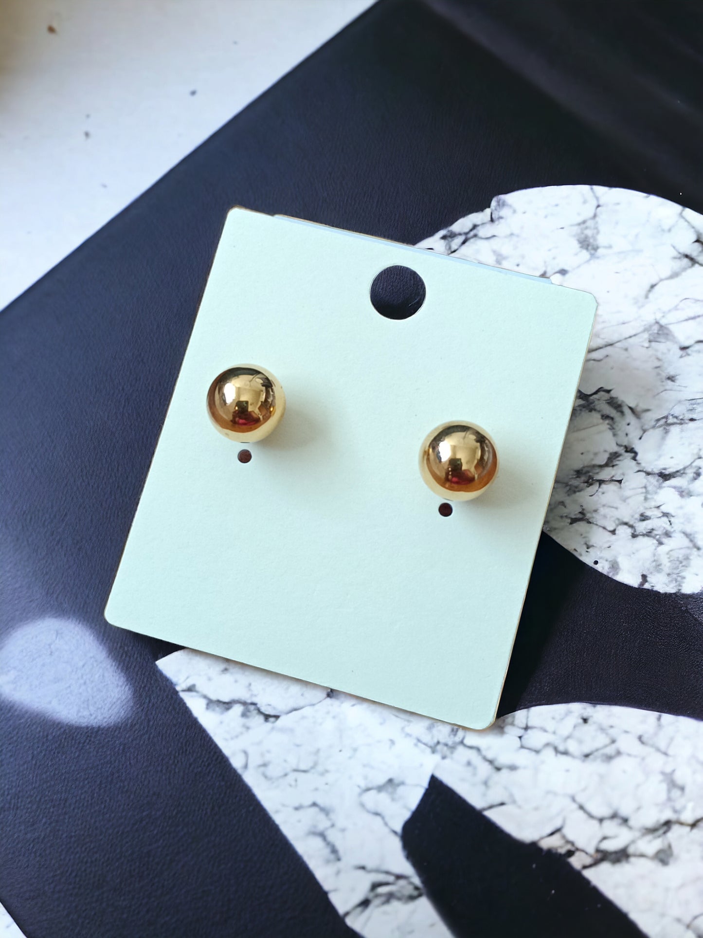 Aretes balín en acero dorado