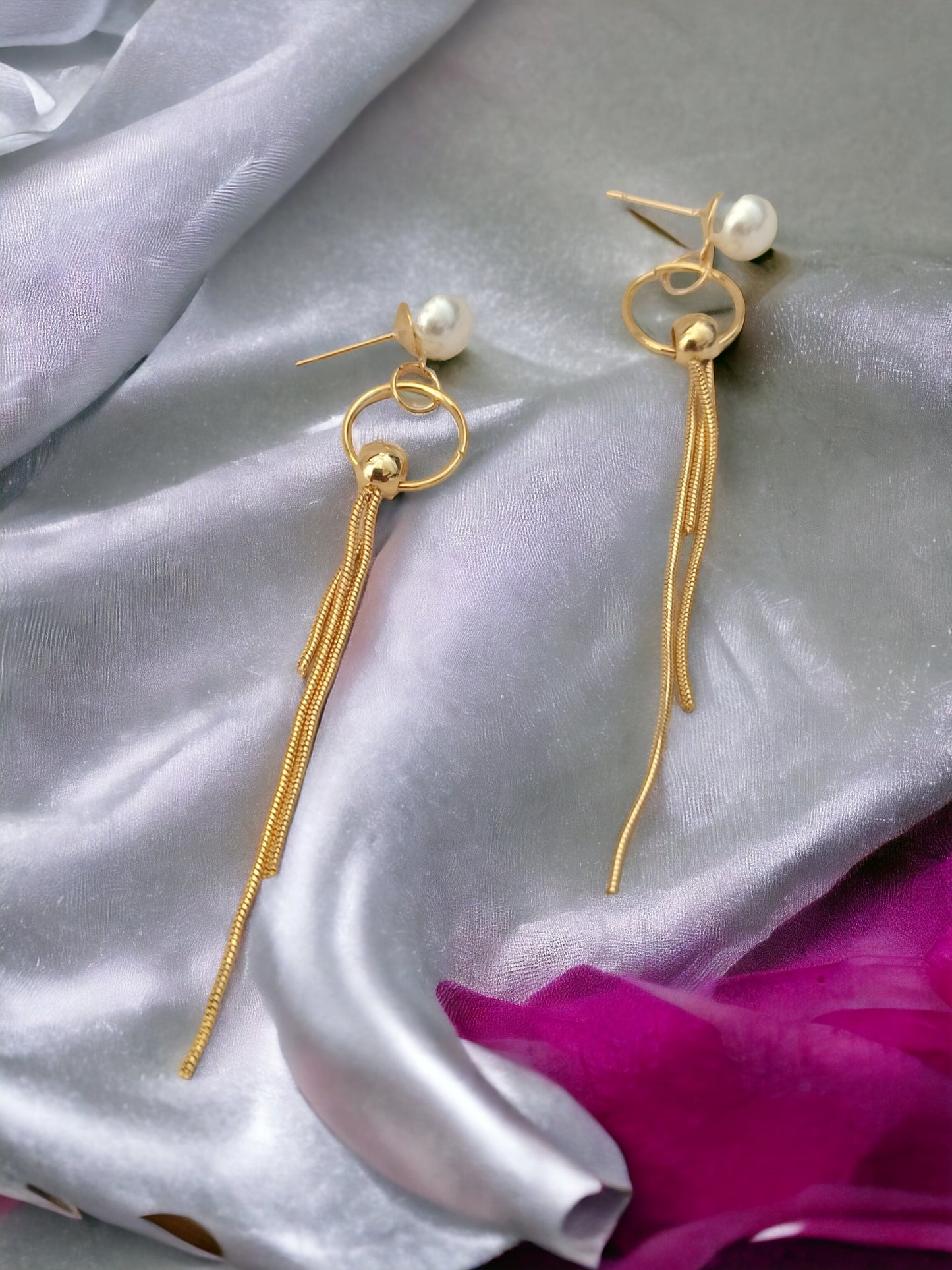 Aretes largos en acero dorado