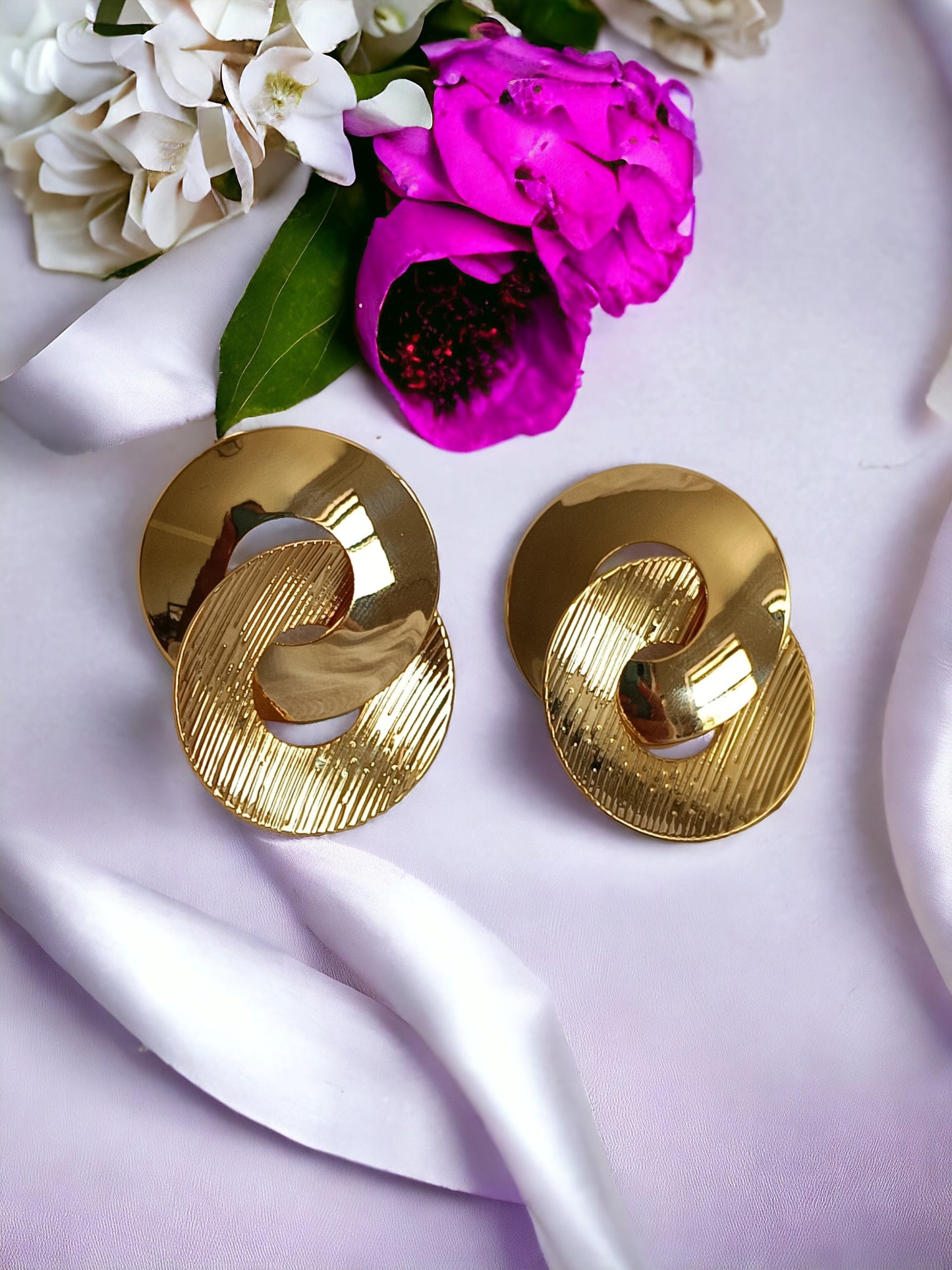 Aretes de acero dorado