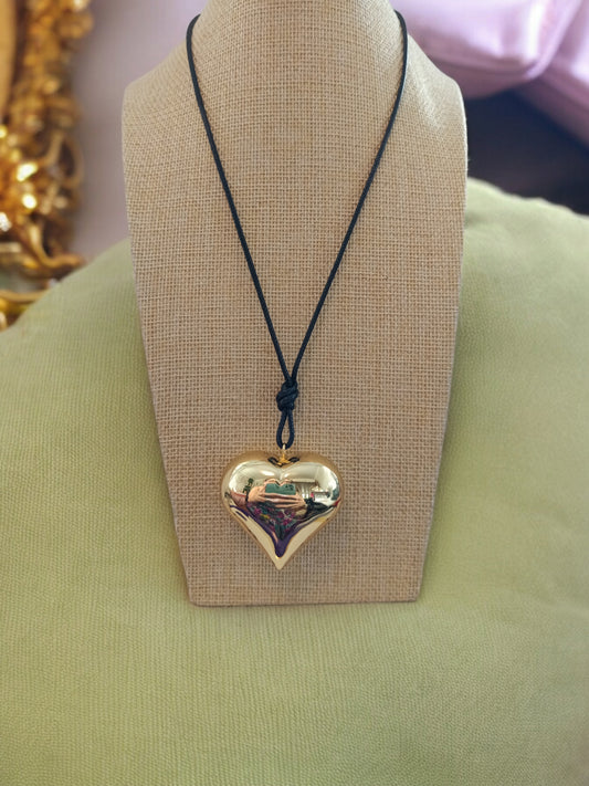 Choker en cordón negro y corazón grande en Oro Laminado