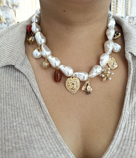 Collar de perlas artificiales con charms