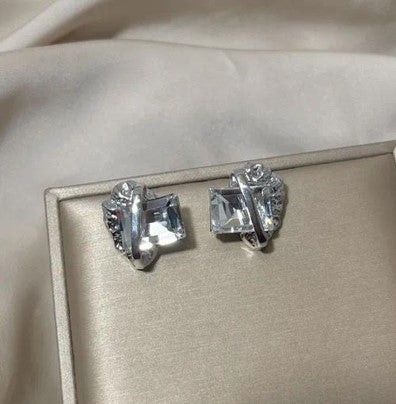 Aretes plateados con zirconia rectangular